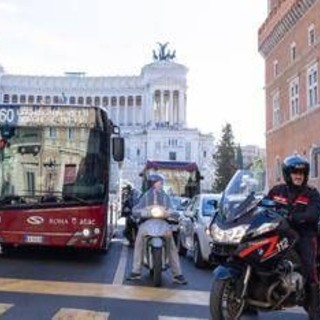 A Roma autobus sempre più 'ostaggi' delle auto, nel centro storico viaggiano anche a 1 km l'ora: lo studio A Roma autobus sempre più 'ostaggi' delle auto, nel centro storico viaggiano anche a 1 km l'ora: lo studio