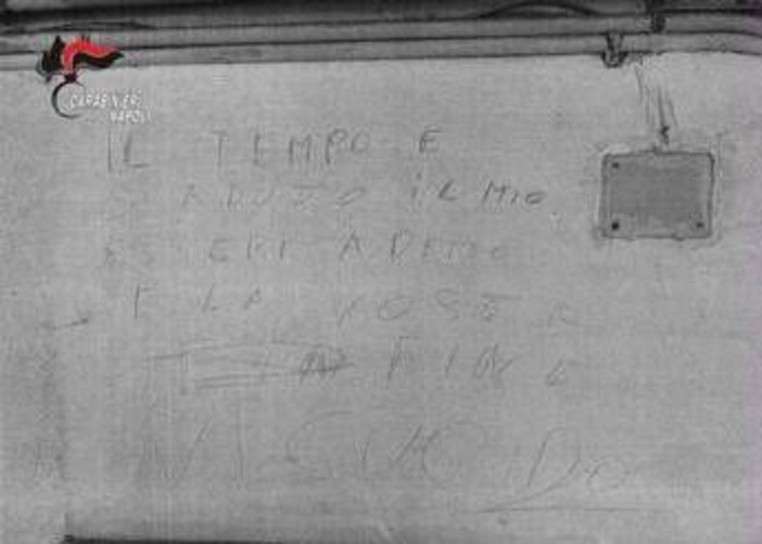 A Napoli arrestato 44enne per maltrattamenti all'ex moglie, sul muro aveva scritto: "Il tempo è scaduto vi uccido" A Napoli arrestato 44enne per maltrattamenti all'ex moglie, sul muro aveva scritto: "Il tempo è scaduto vi uccido"