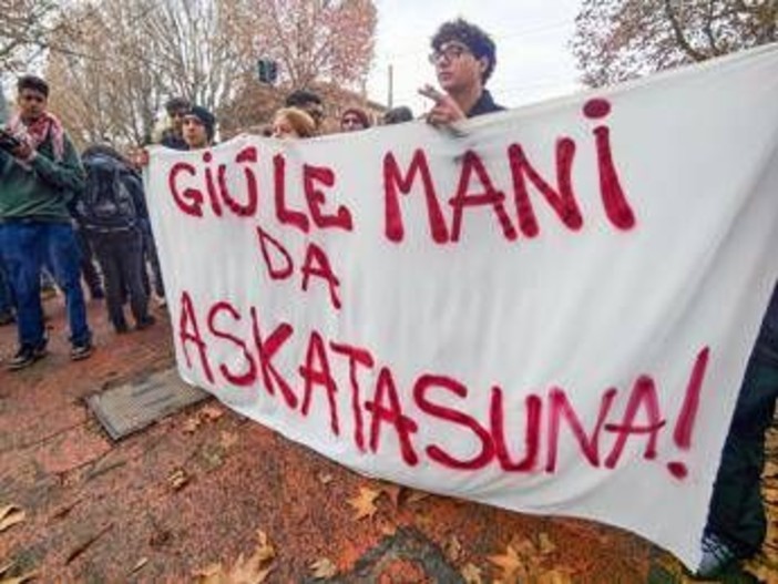 Askatasuna, a Torino corteo contro lo sgombero del centro sociale: "Oggi non è data di fine ma di inizio"
