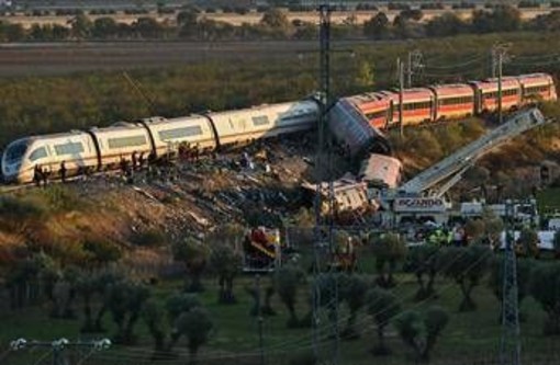 Disastro ferroviario in Spagna, il lutto e le indagini: "Via libera al treno nonostante convoglio fermo sui binari" Disastro ferroviario in Spagna, il lutto e le indagini: "Via libera al treno nonostante convoglio fermo sui binari"