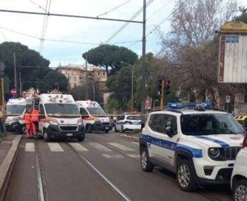 Roma, tamponamento tra due tram in via Prenestina: feriti alcuni passeggeri Roma, tamponamento tra due tram in via Prenestina: feriti alcuni passeggeri