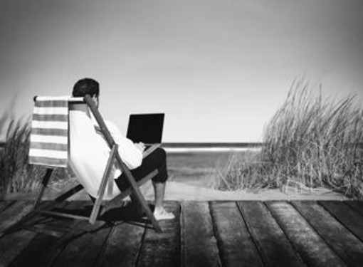In ferie senza e-mail e chat? Ecco come organizzarsi per staccare davvero la spina dal lavoro In ferie senza e-mail e chat? Ecco come organizzarsi per staccare davvero la spina dal lavoro