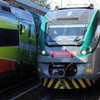 Milano, rapina su un treno: accoltellato turista americano, è caccia ai banditi