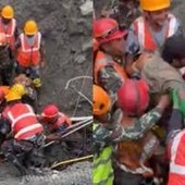 Miracolo in Nepal, estratti vivi due operai rimasti intrappolati in una galleria 9 giorni dopo l'alluvione Miracolo in Nepal, estratti vivi due operai rimasti intrappolati in una galleria 9 giorni dopo l'alluvione