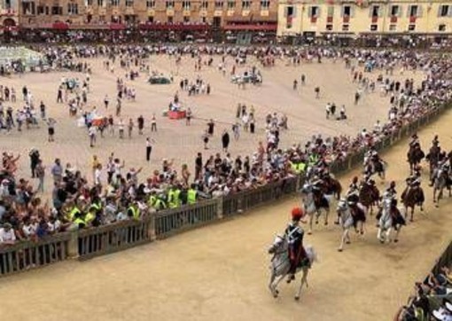 Palio di Siena, il Nicchio torna a vincere dopo 28 anni: Tittia firma il cappotto personale (con brivido finale) Palio di Siena, il Nicchio torna a vincere dopo 28 anni: Tittia firma il cappotto personale (con brivido finale)