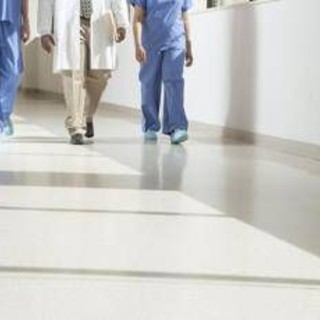 Ordini medici: &quot;40mila camici bianchi in pensione entro il 2030, servono risorse&quot;