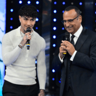 Tony Effe assente ai Tim Summer Hits, Carlo Conti spiega: &quot;È incinto&quot;
