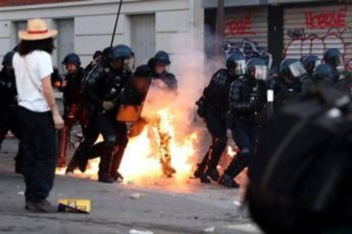 Francia, nuova giornata di proteste: "320mila manifestanti in tutto il Paese". Scontri a Parigi, Lione, Marsiglia e Tolosa Francia, nuova giornata di proteste: "320mila manifestanti in tutto il Paese". Scontri a Parigi, Lione, Marsiglia e Tolosa