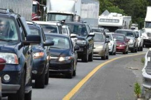 Prove generali di esodo estivo, traffico sulle strade nel weekend: scatta il bollino rosso