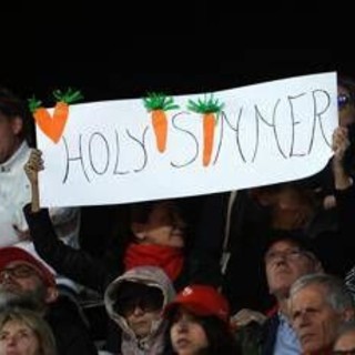 Sinner, da &quot;Habemus Jannik&quot; a un &quot;Paul, te c'ha fatto crede&quot;: cori e cartelloni al Foro