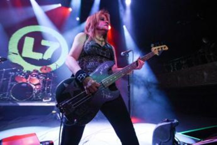 E' morta Jennifer Finch, la bassista delle L7 aveva 59 anni E' morta Jennifer Finch, la bassista delle L7 aveva 59 anni