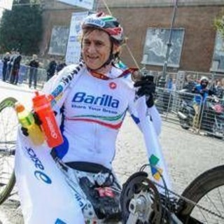 Oggi i funerali di Alex Zanardi a Padova: persone in coda da ore, la sua handbike sull'altare