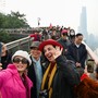 Cina, turisti italiani sperimentano la nuova passerella sospesa di Chongqing Cina, turisti italiani sperimentano la nuova passerella sospesa di Chongqing