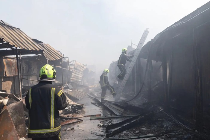 Attacco russo su Kiev con almeno 12 morti, colpito ospedale psichiatrico Attacco russo su Kiev con almeno 12 morti, colpito ospedale psichiatrico