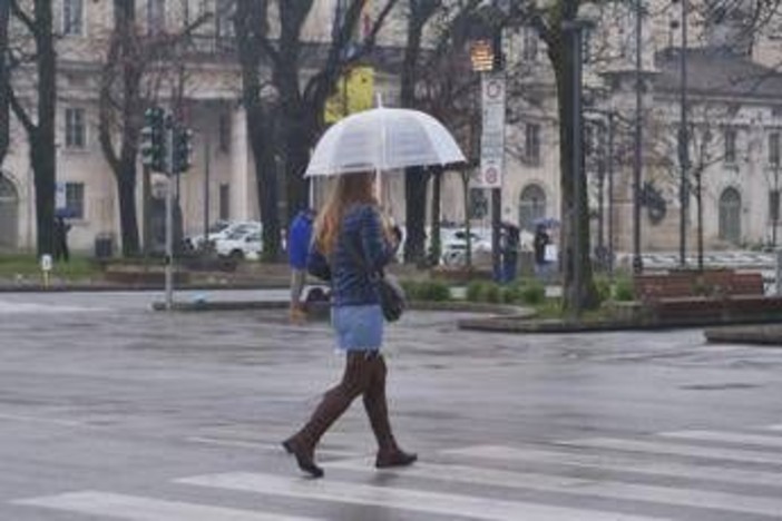 Maltempo, temporali e vento forte su gran parte dell'Italia. Neve in Valle d'Aosta Maltempo, temporali e vento forte su gran parte dell'Italia. Neve in Valle d'Aosta