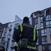 Ucraina, nuovo attacco con droni su Kiev: Mosca colpisce ponte per rifornimenti militari Ucraina, nuovo attacco con droni su Kiev: Mosca colpisce ponte per rifornimenti militari