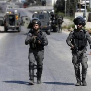 Tre attivisti italiani feriti da coloni in Cisgiordania. Netanyahu chiede la grazia a Herzog