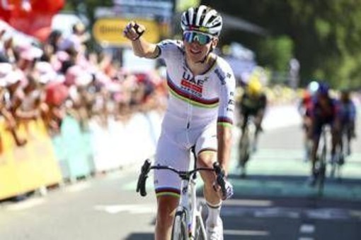 Tour, la settima tappa a Pogacar in volata e torna maglia gialla