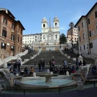 Roma, turista spagnola muore cadendo da parapetto Trinità dei Monti