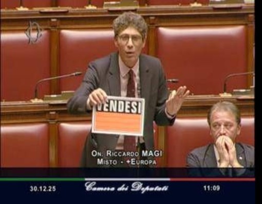 Manovra, Magi con cartello 'vendesi' in Aula: "Democrazia parlamentare sta marcendo" Manovra, Magi con cartello 'vendesi' in Aula: "Democrazia parlamentare sta marcendo"