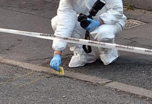 Manfredonia, colpi d'arma da fuoco contro auto in sosta della madre di un magistrato