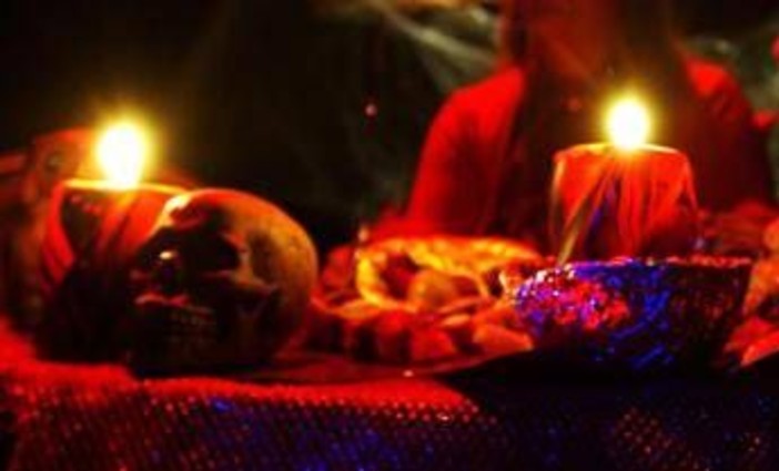 Rubano due teschi al cimitero per farne paralumi. Lo psichiatra: &quot;Antisociali con feticismo per la morte&quot;