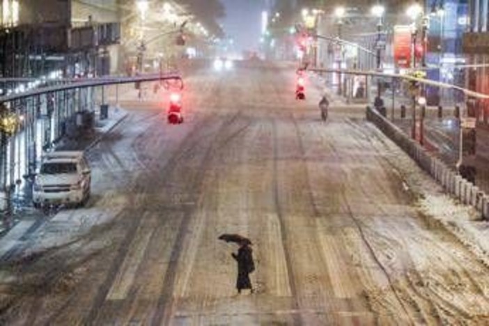 Tempesta di neve negli Usa, 5mila voli cancellati: a New York strade e ponti chiusi Tempesta di neve negli Usa, 5mila voli cancellati: a New York strade e ponti chiusi