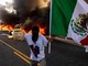 Los Angeles, scontri fra polizia e manifestanti: strade bloccate e auto incendiate