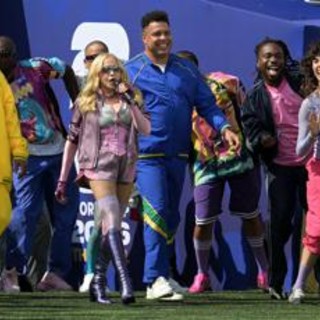 Mondiali, critiche su Madonna: "È in playback". E Brad Pitt tifa Argentina