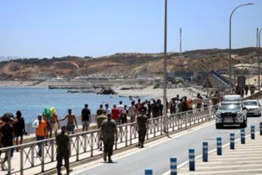Ceuta, ancora 2500 migranti in città. Marocco: "Avevamo avvertito Spagna". Madrid: "Falso" Ceuta, ancora 2500 migranti in città. Marocco: "Avevamo avvertito Spagna". Madrid: "Falso"