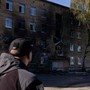 Ucraina, drone russo colpisce scuola a Kiev: paura e bambini nei rifugi