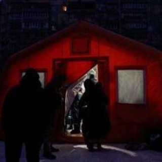 Ucraina, ondata di droni russi su Kiev: proseguono stop a corrente