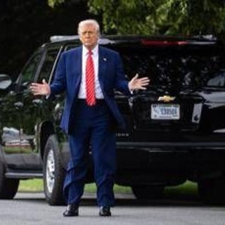 Stop viaggi in Usa, Trump firma divieto per 12 Paesi: perché e cosa sappiamo
