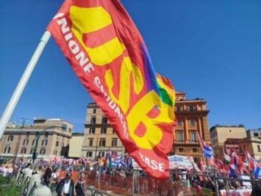 Sciopero generale, cortei e disagi in tutta Italia: Roma e Milano blindate, a rischio i trasporti - Diretta