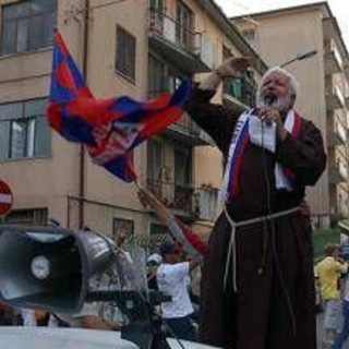 Addio Padre Fedele, morto a 87 anni il frate ultrà del Cosenza