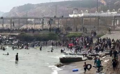 Emergenza migranti a Ceuta, almeno 18 morti mentre attraversano a nuoto il confine