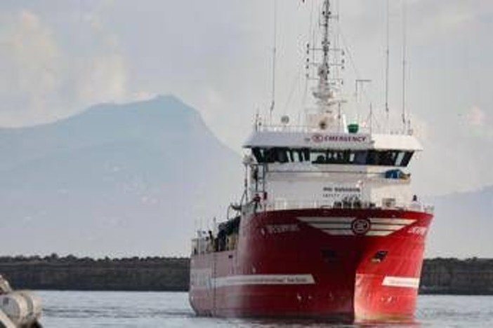 Life Support di Emergency salva 50 migranti: "Su barcone anche sette morti"