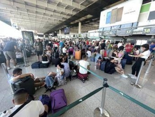 Catania, incendio nei pressi dell'aeroporto: stop ai voli