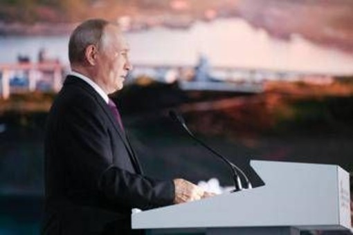 Ucraina-Russia, Putin: "C'è possibilità di accordo per stop guerra ma minacce ad aerei civili ostacolano la pace" Ucraina-Russia, Putin: "C'è possibilità di accordo per stop guerra ma minacce ad aerei civili ostacolano la pace"