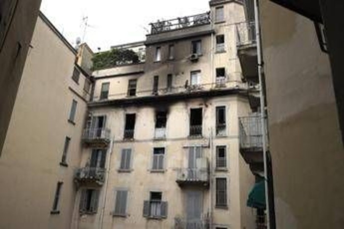 Incendio a Milano, donna si lancia dal quinto piano e muore: grida prima delle fiamme