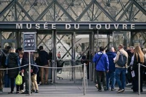 Furto dei gioielli della corona al Louvre, fermati due sospetti Furto dei gioielli della corona al Louvre, fermati due sospetti