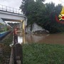 Maltempo, tragedia sfiorata in Lombardia. Si apre voragine nel Lecchese, treno bloccato a pochi metri