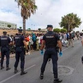 Nuovi scontri a Ceuta tra migranti e polizia, agenti sparano in aria per disperdere folla Nuovi scontri a Ceuta tra migranti e polizia, agenti sparano in aria per disperdere folla