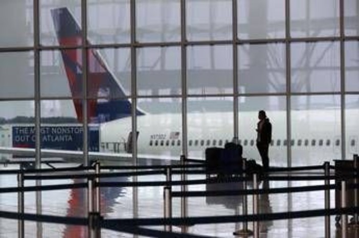 Stop ai passeggeri frettolosi, in aereo arriva la multa: l'idea in Turchia