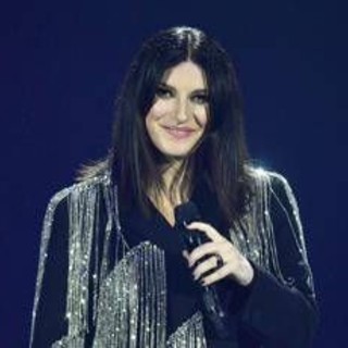 &quot;Una mia fan si nascose nella mia valigia&quot;, il racconto di Laura Pausini