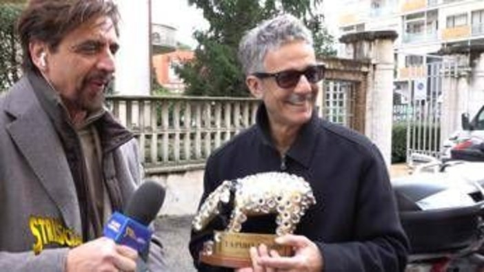 Striscia la Notizia, domani prima puntata: tapiro d'oro a Fiorello e De Filippi inviata Striscia la Notizia, domani prima puntata: tapiro d'oro a Fiorello e De Filippi inviata