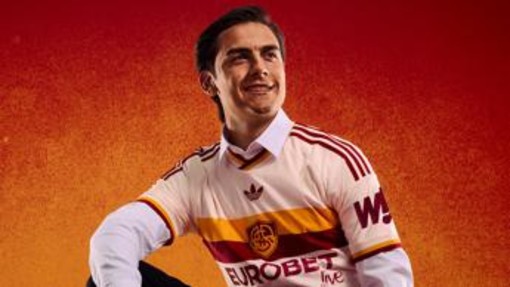 Roma e adidas svelano la nuova seconda maglia ispirata alla 'pietas' romana Roma e adidas svelano la nuova seconda maglia ispirata alla 'pietas' romana