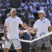 Zverev scherza con Sinner: "Non mi sei simpatico, vinci sempre". E Jannik: "So che vuoi diventare numero uno..." Zverev scherza con Sinner: "Non mi sei simpatico, vinci sempre". E Jannik: "So che vuoi diventare numero uno..."
