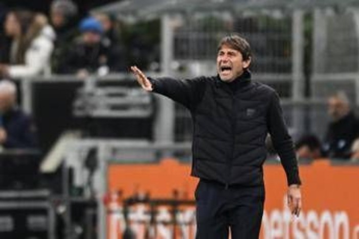Inter-Napoli, rigore per i nerazzurri e Conte espulso: "Vergognatevi". Cos'è successo