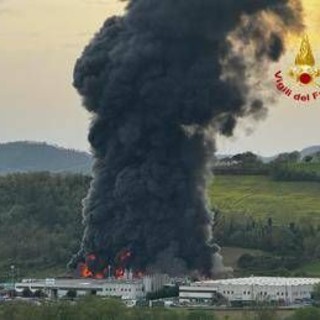 Perugia, incendio in fabbrica materiali plastici a Umbertide: enorme nuvola nera